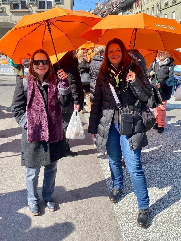 Mitarbeiterinnen mit Schirm