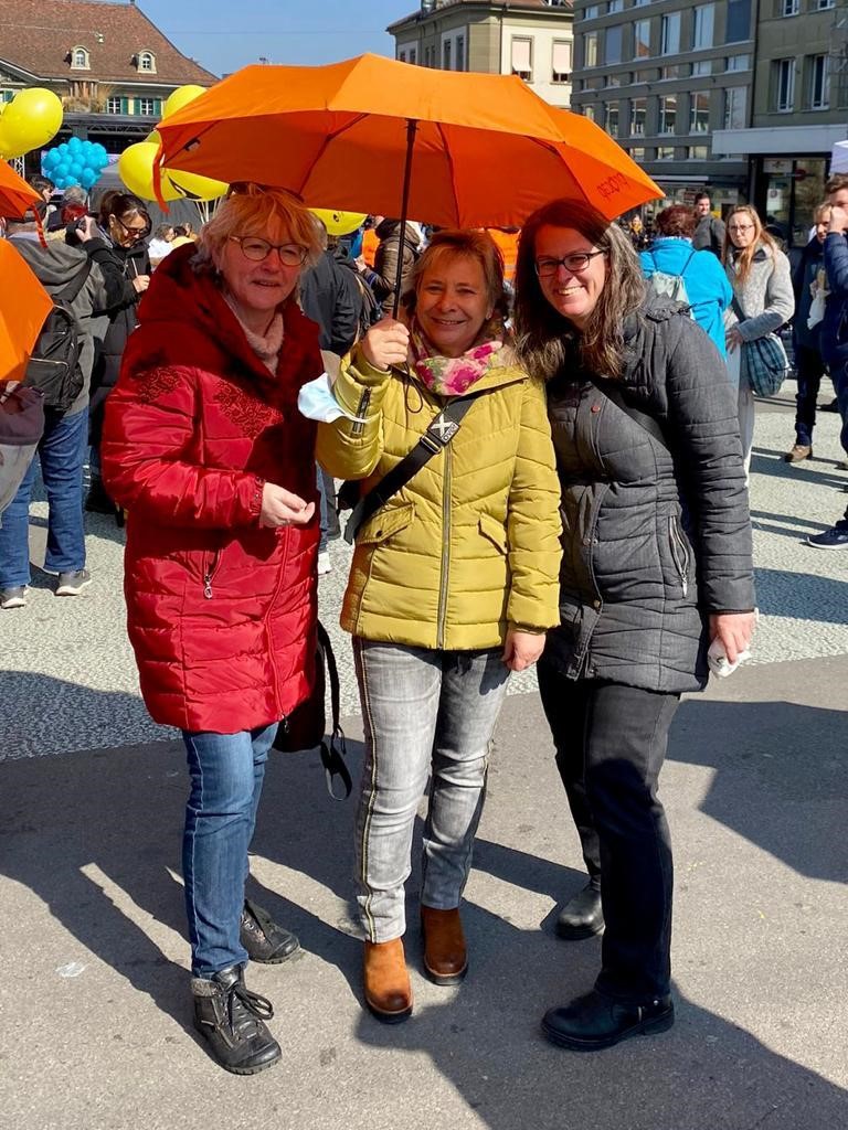 Drei Mitarbeiterinnen von Procap St. Gallen-Appenzell mit Schirm