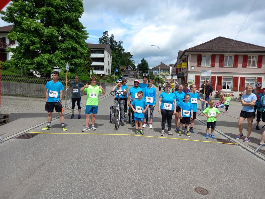 Die Sportler*innen stehen am Start