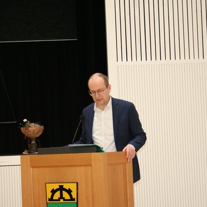 Ein Redner am Rednerpult