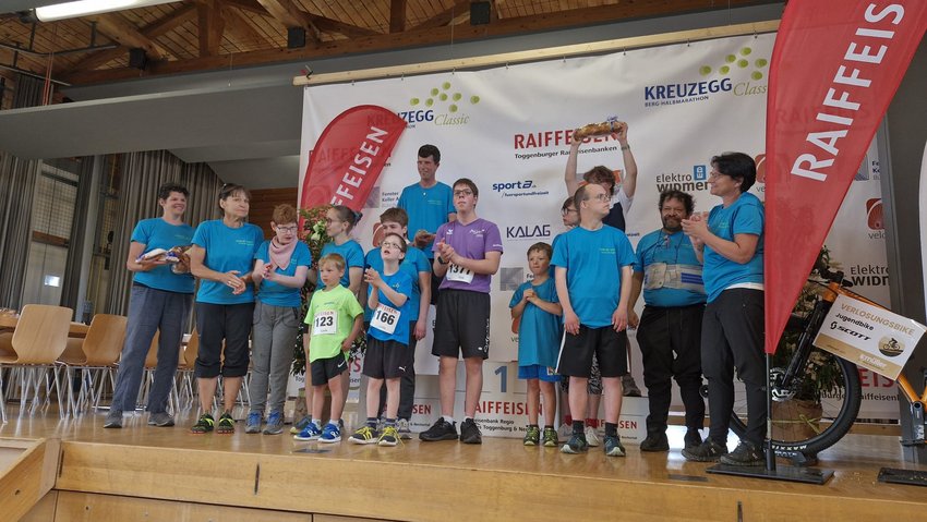 Das Team steht auf der Bühne