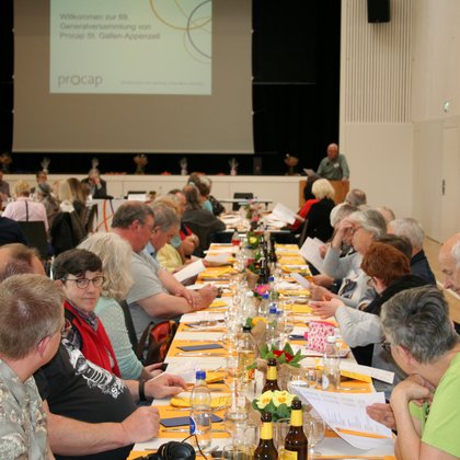 GV-Teilnehmer lauschen den Ausführungen des Geschäftsführers