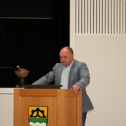 Ein Redner am Rednerpult